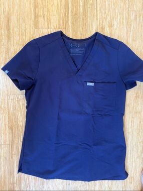 Figs Women’s Catarina scrub Top in purple shadow